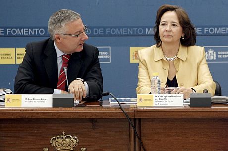 El ministro de Fomento, José Blanco, charla con la secretaria de Estado de Transportes, Concepción Gutiérrez del Castillo. | Efe
