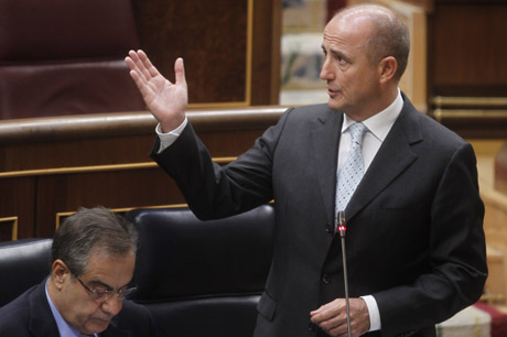 El ministro de Industria, Miguel Sebastin, en el Parlamento. | Sergio Gonzlez