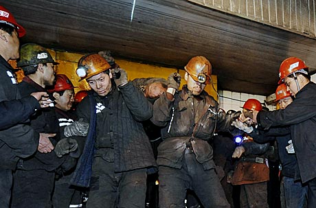 Un grupo de mineros chinos rescata un cadver | AFP