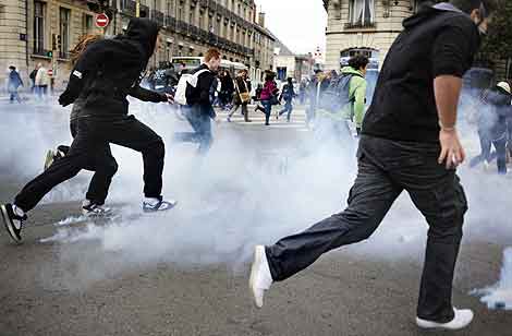 Los antidisturbios usaron gas lacrimógeno para dispersar a los estudiantes. | AFP Más fotos