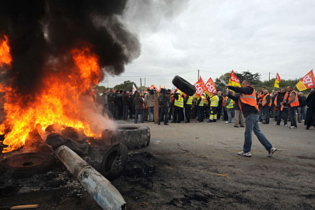 Protesta para bloquear la refinera de Donges, este viernes. | AFP