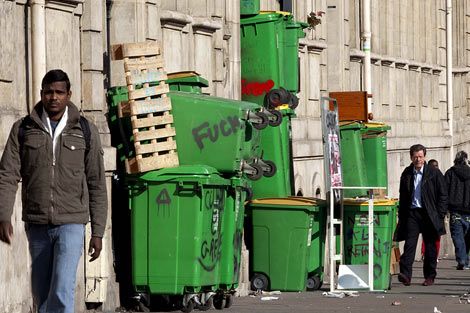 Contenedores de basura bloquean el acceso a una escuela en Pars. | Efe