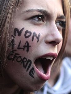 Una estudiante durante una protesta en Pars. | AP
