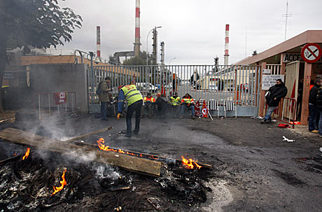 Huelguistas bloquean la entrada de la refinería de Total en Grandpuits, al este de París. | AFP