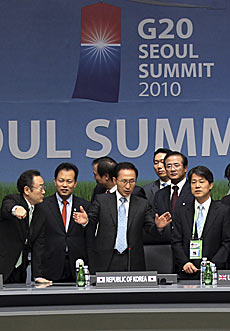 El presidente surcoreano, Lee Myung-bak, en el centro, en un acto previo a la cumbre del G-20. | Reuters