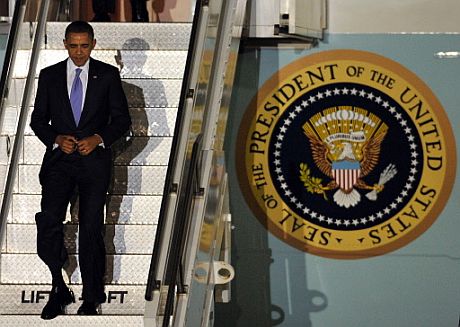 El presidente de EEUU, Barack Obama, baja del Air Force One en Sel. | Afp