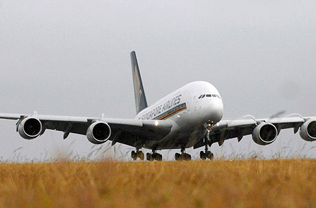 Un A380 aterriza en el aeropuerto de Sidney. | Efe