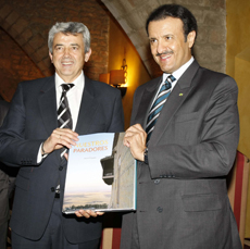 El presidente de Paradores, Miguel Martnez (izq.) junto al prncipe sultn Bin Salman de Arabia Saud.