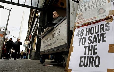 Un vendedor de periódicos en Dublín. | AP