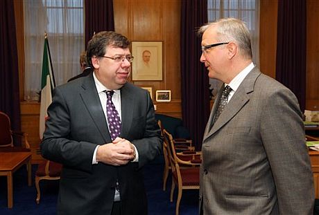 El primer ministro irlandés, Brian Cowen (i), y el comisario de Economía, Olli Rehn. | AP
