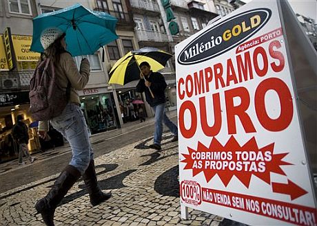 Un cartel de 'Se compra oro' en Porto Baixa. | AP