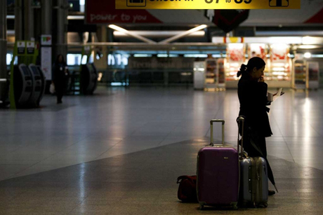 La terminal Internacional del aeropuerto de Lisboa casi desierta. | AP