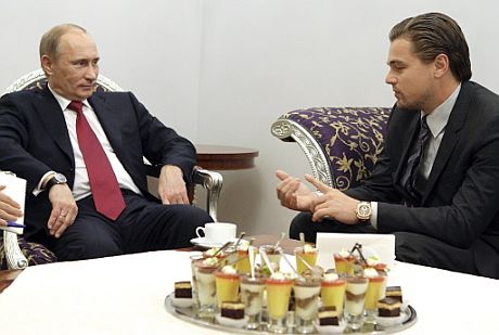 El primer ministro ruso (i) se reuni esta semana con el actor Leonardo Di Caprio. | AP