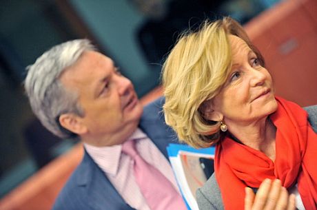 La ministra de Economa, Elena Salgado, junto al ministro belga de Finanzas, Didier Reynders. | Afp