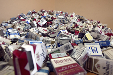 Montaa de cajetillas de tabaco. | Javi Martnez