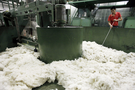 Un operario prepara el algodón en una fábrica textil de Shanghái (China) | Stringer