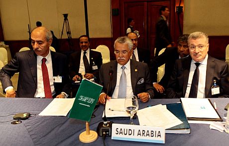 El ministro de Petrleo y Recursos Minerales de Arabia Saud, Ali al-Naimi (c). | Efe