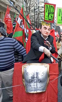 Un manifestante vestido de Zapatero en la marcha de Bilbao. | Efe