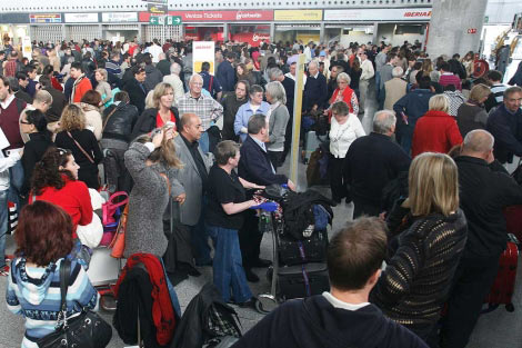 El caos rein en los aeropuertos espaoles por la huelga de los controladores. | A. Pastor