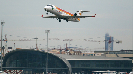 Uno de los primeros vuelos de Iberia que salieron del aeropuerto de Manises tras el cierre del espacio areo el 5 de diciembre. | Efe