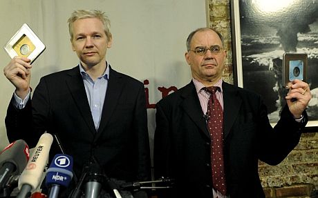 Julian Assange (i) y el banquero Rudolf Elmer muestran la nueva información de WikiLeaks. | Efe