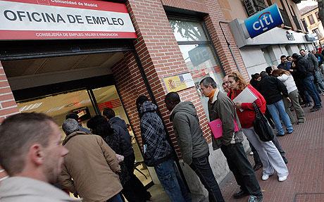 Desempleados hacen cola en una oficina del paro. | Foto: Óscar Monzón