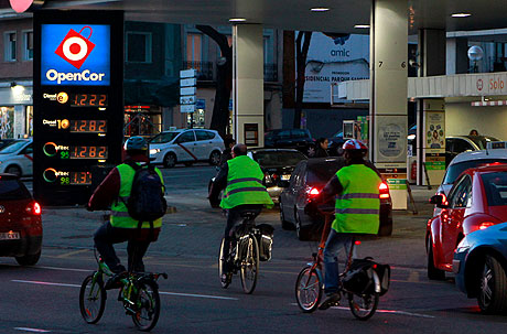 Ciclistas ante una gasolinera de Madrid con los nuevos precios. | Efe