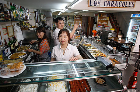 Inmigrantes chinos regentan un tradicional restaurante en Valencia. | B. Pajares