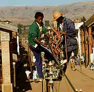 Instalacin de na nueva lnea telefnica en Ihosy, en Madagascar. (Foto: UIT)