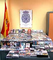 Imagen de archivo de una de las ltimas intervenciones policiales contra el 'top manta', el pasado mes de julio, en este caso en Valladolid. (Foto: EFE)
