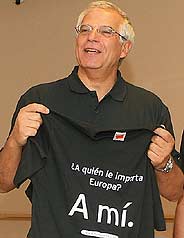 El presidente del Parlamento Europeo, Josep Borrell, con una de las camisetas de promoción del sitio 'web'. (Foto: O. N.)