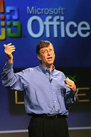 Bill Gates, durante su anuncio de las versiones 'on line' de los programas Windows y Office. (Foto: AP)