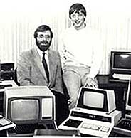 Paul Allen y un jovencísimo Bill Gates, cofundadores de Microsoft, posan con ordenadores IBM a principios de los 80. (Imagen: Microsoft)