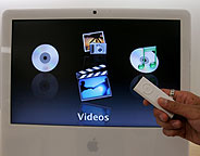 Un iMac G5 con mando a distancia. Lo prximo ser un televisor de alta definicin? (Foto: AP)