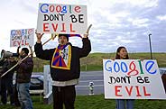 Una veintena de estudiantes 'pro Tibet' se manifestaron a las puertas de la sede de Google para realizar una pequea protesta. (Foto: REUTERS)