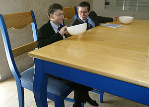 Bill Gates y el ministro de Ciencia y Tecnologa de Portugal, Mariano Gago, en Lisboa. (Foto: AP)
