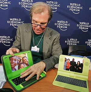 Nicholas Negroponte, durante la presentacin del porttil de 100 dlares en Davos (Foto: Reuters)