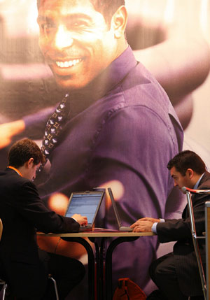 Asistentes al congreso trabajando con sus ordenadores (Foto: EFE)