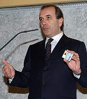 El ministro Alonso, con un DNI. (Foto: MIN)