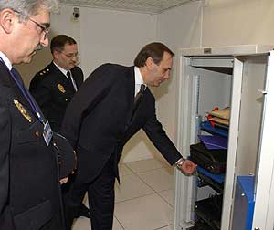 El ministro, frente a la caja de seguridad. (Foto: MIR)