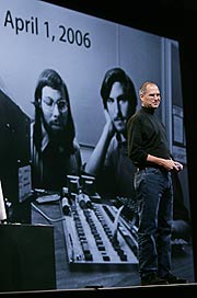 Jobs ante una foto de hace 30 aos con su compaero, Steve Wozniak. (Foto: AP)