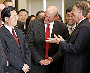 Hu Jintao se ríe con Bill Gates y el director ejecutivo de Microsoft, Steve Ballmer. (Foto: EFE)