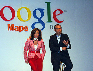 Isabel Aguilera y Bernardo Hernández, en la presentación de Google Maps. (Foto: elmundo.es)