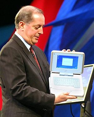 Paul Otellini, con el ordenador 'barato' de Intel. (Foto: AP)