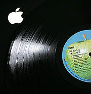 Un disco de Apple Corps. sobre un dispositivo de Apple Computer. (Foto: AP)
