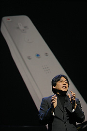 Satoru Iwata, presidente de Nintendo, presenta el nuevo mando de Wii. (Foto: Reuters)