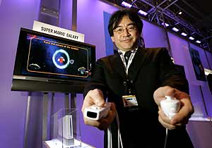 El presidente de Nintendo, Satoru Iwata, con los mandos de la Wii en el E3. (Foto: Reuters)