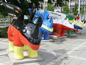 Esculturas en Dortmund, que reflejan la fiebre por el ftbol en Alemania. (Foto: Reuters)