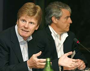 El presidente mundial de la IFPI, John Kennedy, junto al director de Warner Music España, Mariano Pérez. (Foto: EFE)