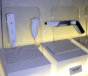 Algunos prototipos de adaptadores para el mando de la Wii. (Foto: P. R.)